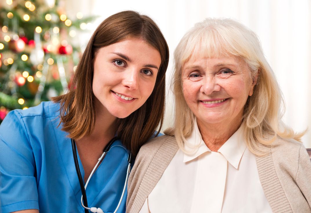 Passez Noël sereinement grâce à nos soins à domicile pour seniors